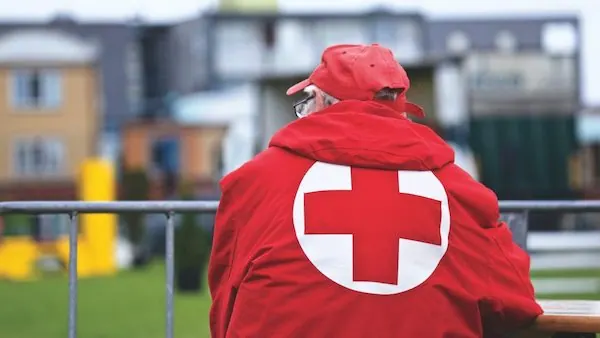 Employee of DRK Landesverband Niedersachsen with smartphone